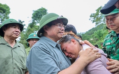 Thủ tướng: Làm mọi cách nhanh nhất có thể ổn định đời sống người dân vùng lũ