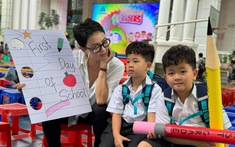 bong da ket qua truc tiep mom U60 Văn Thuỳ Dương xúc động trong ngày đầu tiên đưa cặp sinh đôi Cơm - Canh vào lớp 1