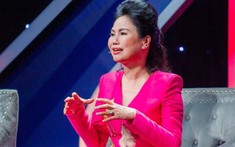 Nữ ca sĩ cầm tiền bật khóc: "Sao tôi giống ăn xin quá vậy?"
