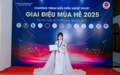 Á quân MC nhí - Ca sĩ - Model Châu Anh tỏa sáng rực rỡ
trên sân khấu gala vinh danh trao giải “Nhà thiết kế tương lai toàn quốc 2025”