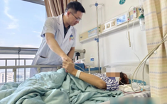 Nam sinh 19 tuổi bỗng liệt nửa người, suýt tàn phế suốt đời vì 1 thói quen nhiều người làm hàng ngày