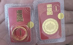 Bức ảnh chụp 2 chỉ vàng gây tranh cãi dữ dội
