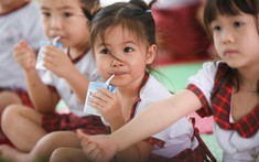 Bài học từ tầm nhìn 100 năm của Nhật Bản về dinh dưỡng học đường: Để thế hệ sau cải thiện tăng vọt về tầm vóc