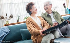 Lương hưu 20 triệu/tháng nhưng khi con trai hỏi vay, bố mẹ mới lộ ra trong túi không còn một xu