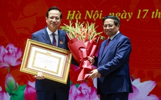 Thủ tướng dự lễ trao Huy hiệu 40 năm tuổi Đảng tặng đồng chí Đào Ngọc Dung