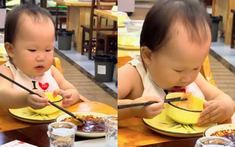 Bé gái 2 tuổi thản nhiên ăn đĩa ớt mà đến người lớn còn không dám động đũa: Bác sĩ lên tiếng khuyến cáo