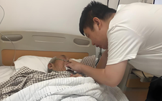 Bạn bè bảo: "Đưa ông ta đi, dù sao cũng chỉ là bố dượng thôi, có máu mủ gì đâu", tôi nghe mà lòng lạnh buốt