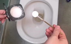 Rắc một nắm muối vào bồn cầu, hiệu quả "vàng mười" khiến nhiều người bất ngờ