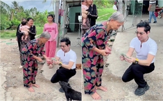 Ngọc Sơn cầm xấp tiền đưa thẳng cho một cụ bà, đếm đủ 20 tờ 500 nghìn