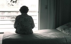 Mẹ làm 3 công việc nuôi con du học 8 năm, con gái về nước thẳng tiến nhà bạn trai, mẩu giấy trong vali xé toạc nỗi đau tình thân