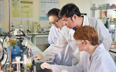 Gắn kết chặt chẽ quá trình đào tạo với nghiên cứu khoa học và sáng tạo công nghệ