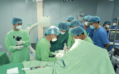 Để mẹ trọn vẹn vòng tay ôm con: bác sĩ ghép tạm bàn tay đứt lìa vào chân thai phụ