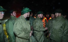 Phó Thủ tướng Trần Hồng Hà kiểm tra công tác ứng phó bão số 10 tại Hà Tĩnh