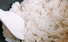 Ăn cơm nguội để qua đêm có hại không?