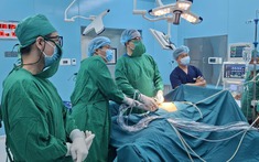 Bệnh viện Bình Dân hội chẩn trực tuyếnCấp cứu kịp thời – Cứu sống bệnh nhân thủng loét tá tràng nguy kịch tại Côn Đảo