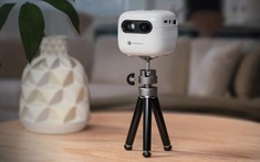 Đây là máy chiếu "nhỏ bỏ túi được", nặng chỉ 250g mà chiếu hình ảnh lớn 100 inch