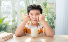 Tâm sự của người mẹ quyết tâm cho con uống sữa công thức đến tận năm lớp 1, ai nghe xong cũng ngỡ ngàng!
