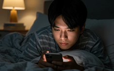Bấm điện thoại khi nằm hay trong tối hại hơn?