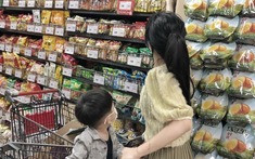 Ngày xưa cầm 20.000 đồng ra chợ còn phải trả giá, giờ tụi con nít chỉ bấm một cái là tiền đã bay