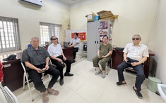 Chuyện về những người  khiếm thị cao  tuổi tìm lại ánh sáng từ màn hình điện thoại