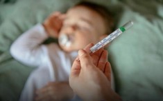 Bé 5 tháng tuổi tử vong vì RSV: Bác sĩ nhi khoa giải đáp những hiểu lầm thường gặp