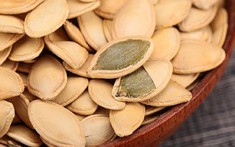 Hạt bí ăn sống hay ăn chín tốt hơn?