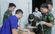 Cấp cứu và vận chuyển khẩn cấp ngư dân giảm áp tại đảo Song Tử Tây