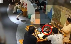 Đang xì xụp ngồi ăn lẩu, khách hàng bỗng được 1 bé trai "tặng" nguyên chiếc dép lich tuong thuat truc tiep bong da hom nayo giữa nồi lẩu sôi sùng sục