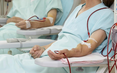 Người phụ nữ suy thận nặng, phải chạy thận nhân tạo vì bôi thứ nhà nào cũng có này lên da