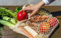 Bất ngờ phát hiện 5 thực phẩm quen thuộc chứa vi nhựa