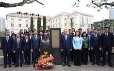 Phó Thủ tướng Thường trực Nguyễn Hòa Bình dâng hoa tại Tượng đài Chủ tịch Hồ Chí Minh ở Singapore
