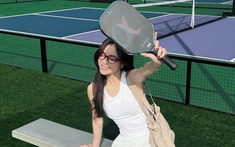 Visual trắng phát sáng trên sân pickleball của Nhật Lê