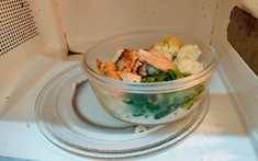 Không nên đặt thức ăn vào giữa lò vi sóng! Một dược sĩ tiết lộ nguyên tắc này, khiến cư dân mạng kinh ngạc: 20 năm sử dụng sai cách