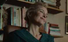 Xem phim Sex Education, tôi và con gái đã có một cuộc "thương lượng" đầy kịch tính về chiếc điện thoại nhiều bí mật của con