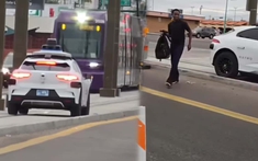 Xe tự lái Waymo mắc kẹt trên đường ray tàu hỏa, hành khách phải tự thoát ra ngoài