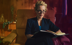 Xem phim Sex Education, tôi đứng hình khi nghe con trai hỏi một câu ngay trên bàn ăn: "Sao mẹ không thể như mẹ người ta?"