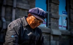 Mẹ qua đời để lại toàn bộ tài sản cho chị gái và anh rể, người đàn ông 70 tuổi đâm đơn kiện, đòi bồi thường 64 tỷ đồng