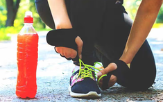 Có nên uống nước tăng lực trước hoặc trong lúc tập luyện?