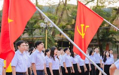 Hơn 700 sinh viên Tp. Hồ Chí Minh tham dự lễ chào cờ trang trọng hướng về  Đại hội đại biểu toàn quốc lần thứ XIV của Đảng