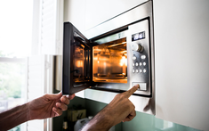 Dùng lò vi sóng gây ung thư? Chuyên gia chỉ ra sự thật: 3 cách sử dụng này mới thực sự nguy hiểm