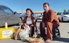 Bố ruột bé Xuân Mai bán bánh chưng lề đường ở Mỹ