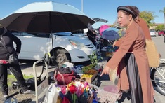 Nữ nghệ sĩ ngồi bán hàng lề đường ở Mỹ: "Đừng nghĩ đây là thiên đường"