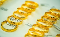 Sau gần một thập kỷ mua vàng, tôi nhận ra điều đáng sợ nhất không phải giá