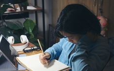 Cô bé 10 tuổi toàn học đến rạng sáng, sát kỳ thi lại từ chối tới trường, đằng sau là thực tế 80% trẻ mất ngủ không dám nói ra