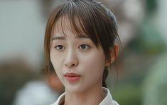 Bố mẹ chồng lên thăm, buổi sáng trước khi về, ông canh cửa còn bà thì dúi cho tôi một bọc đồ, mở ra xem mà tay tôi run rẩy