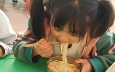 Con gái 4 tuổi đi học mầm non chưa đầy 2 tháng đã sụt 2kg, mẹ bức xúc tìm giáo viên rồi xấu hổ khi biết sự thật