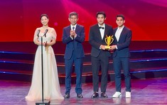 Đình Bắc diện vest bảnh bao cùng Khuất Văn Khang nhận giải Đội tuyển của năm tại Cúp chiến thắng 2025