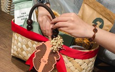 Thông gia nghèo gửi quà Tết sớm, tôi choáng váng vì thứ nhét bên trong hộp bánh, bảo sao con dâu giỏi giang đến thế