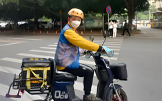 Shipper 43 tuổi ban ngày làm văn phòng, tối mở app đi giao đồ ăn: Kiếm thêm gần 12 triệu/tháng!