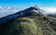 Ngắm biển mây cuồn cuộn, núi rừng nguyên sơ từ 'nóc nhà' Quảng Trị